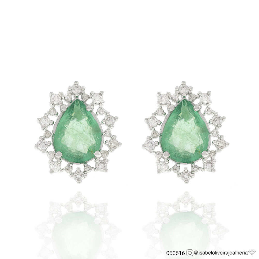[060616] Brinco Esmeralda Brasileiras Gota 2,00ct 20 Brilhantes 0,06ct/ 20 Brilhantes 0,20ct 2,40g Ouro Branco 18k - Coleção Brazilian Emerald