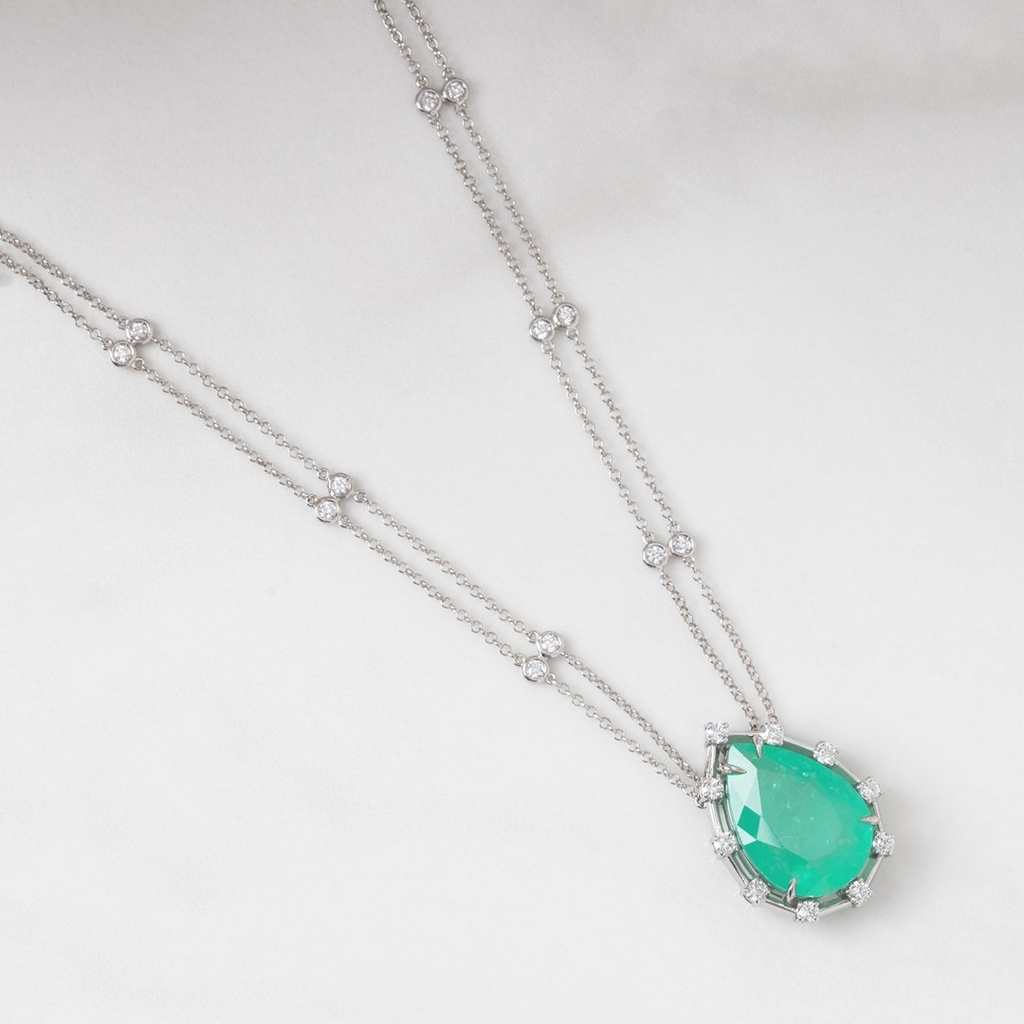 [072920] Colar Esmeralda Colombiana Gota 16,38ct 10 Brilhantes 0,62ct H/i VS Pastilha Dupla 12 Brilhantes 0,38ct g VS1 45cm Ouro Branco 18k - Coleção Colômbia Emerald