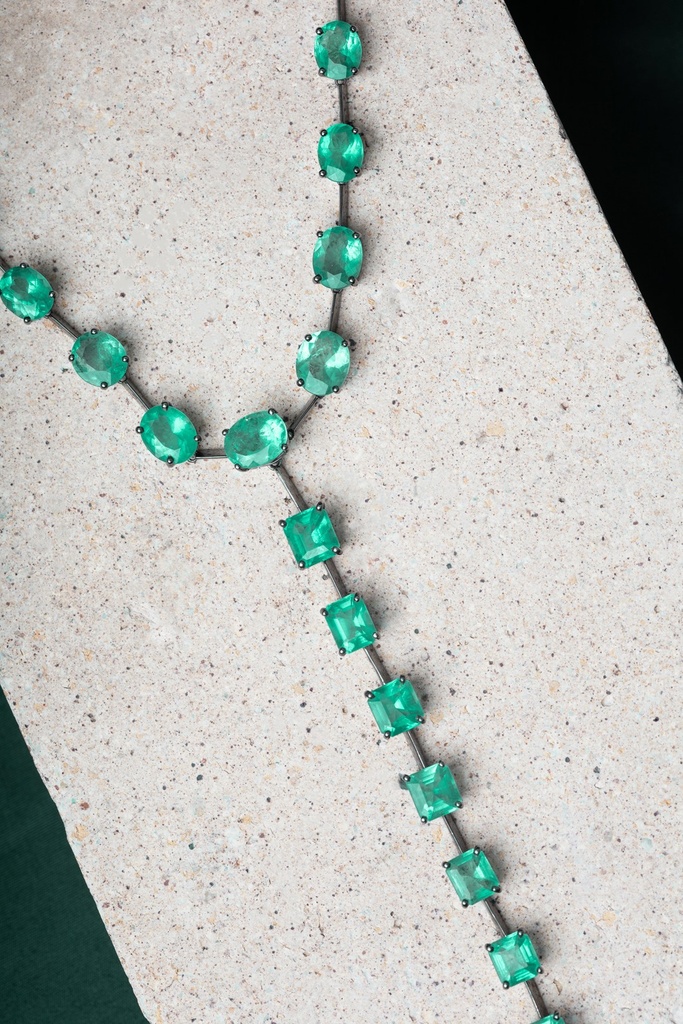 [072482] Colar Faca Gravata Tira e Poe 22 Esmeraldas Colombianas 34,23ct 33,12g Ouro Branco 18k com Ródio Negro