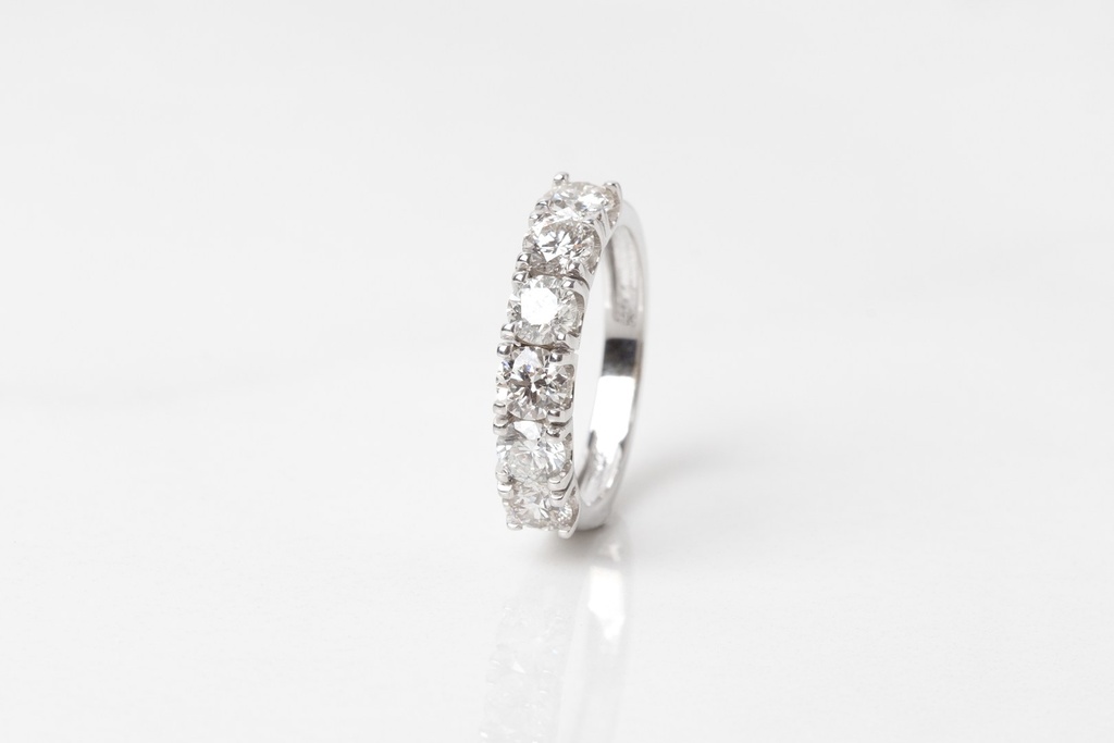[073044] 30-MEIA ALIANÇA 6 BRILHANTES 1,93CT H VVS 4,67G OURO BRANCO 18K - COLEÇAO SOULMATES