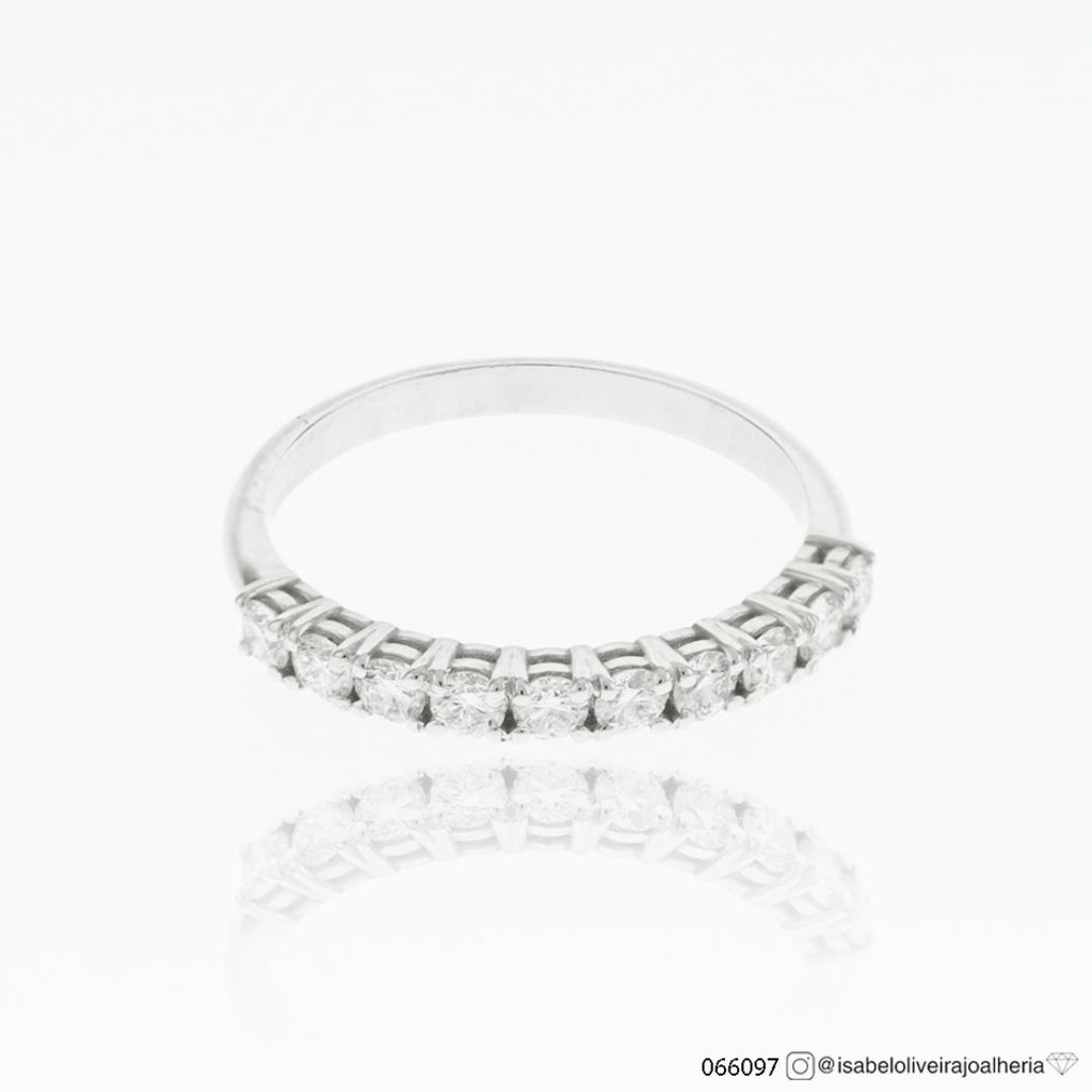 [066097] 5-MEIA ALIANÇA 10 BRILHANTES 0,54CT G VS1 2,32G OURO BRANCO 18K - COLEÇAO SOULMATES