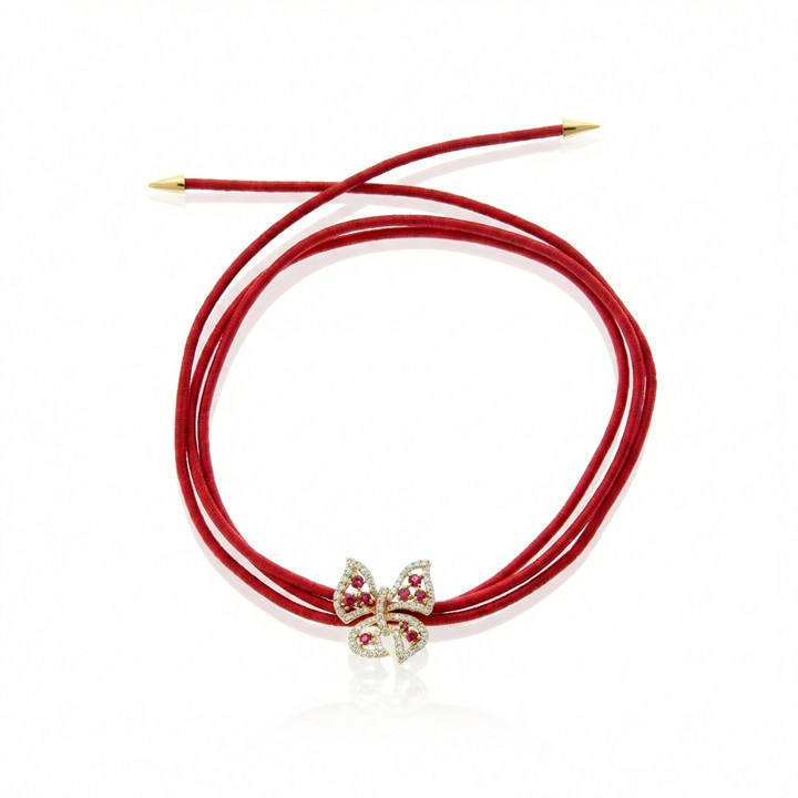 [075897] Pulseira Elastico Vermelho com Ponteira Spike Pingente Borboleta 9 Rubis 0,35ct 73 Brilhantes 0,41ct Cor H VS2 3,96g Ouro Amarelo 18k - Coleção Kids