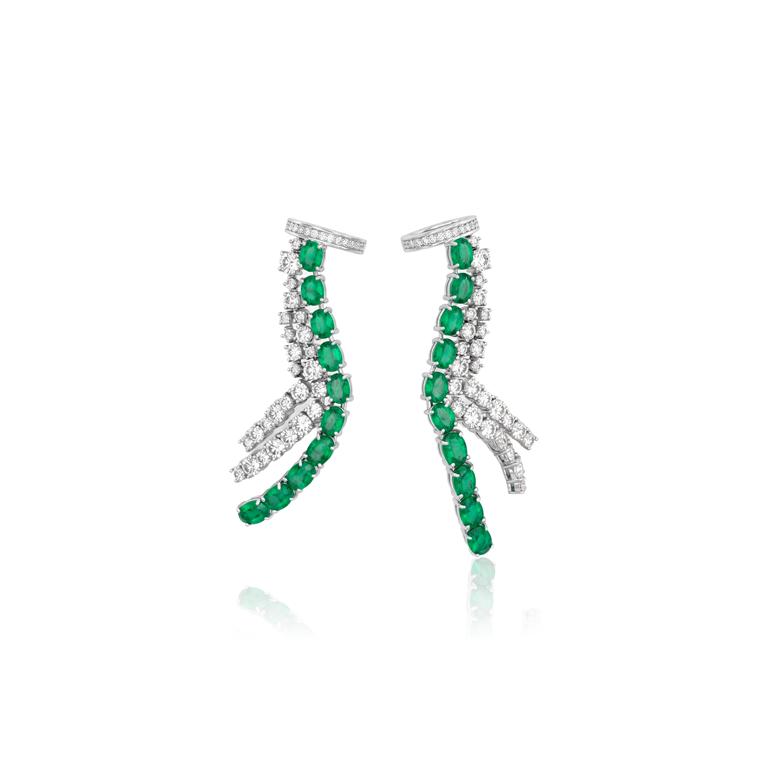 [074610] Earcuff 20 Esmeraldas Brasileiras Oval 7,19ct 82 Brilhantes 4,55ct H VS2 19,59g Ouro Branco 18k - Coleção Brazilian Emerald