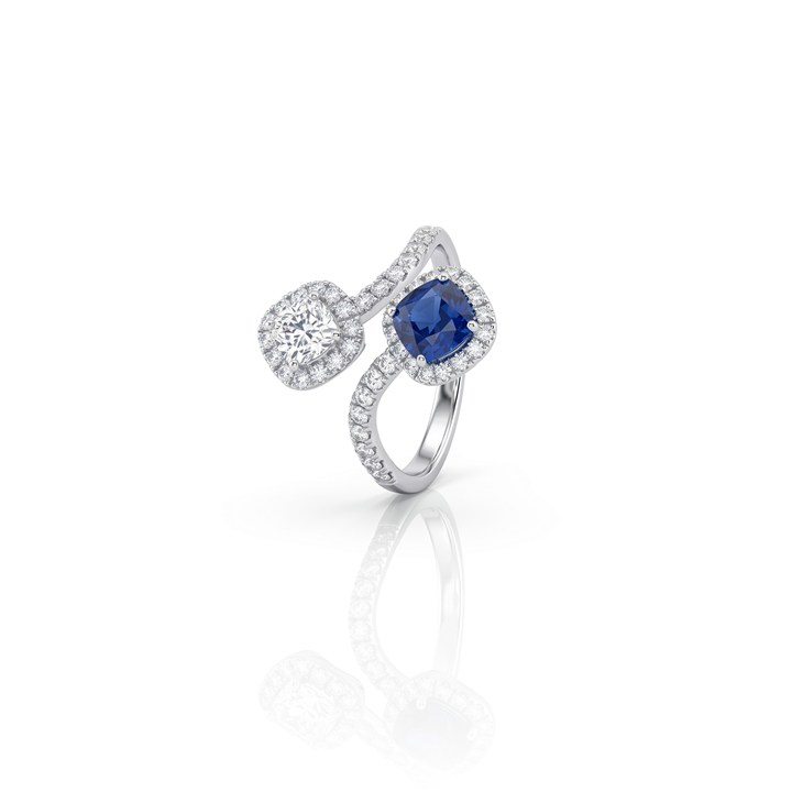 [073669] Anel Aberto 1 Safira Azul Cushion 0,77ct 1 Diamante Cushion 0,32ct 76 Brilhantes 0,48ct 3,31g Ouro Branco 18k - Coleção Laisa