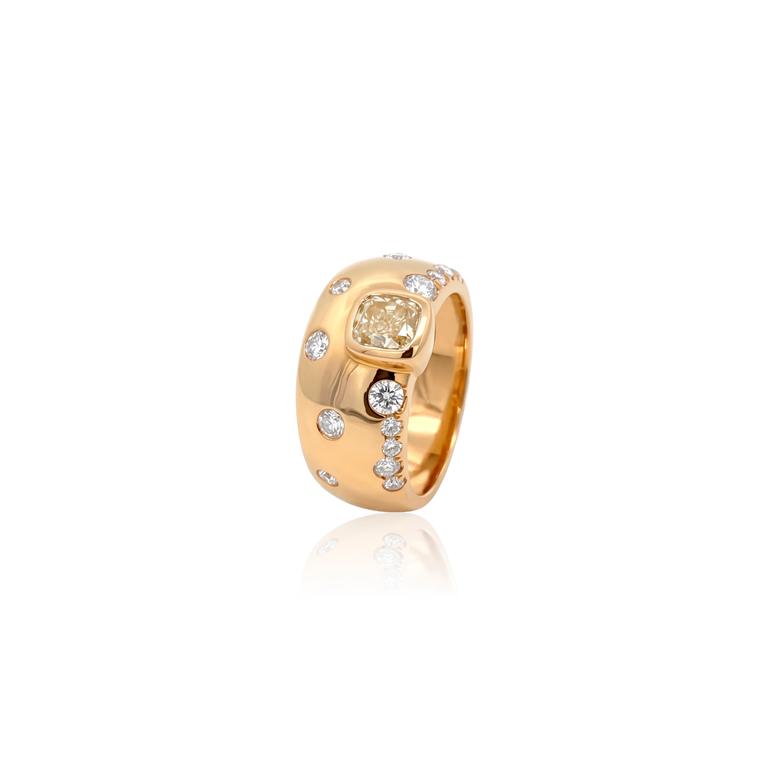 [073515] Anel Bombê 1 Diamante Fancy Cushion 1,0ct 16 Brilhantes 0,66ct 6,57g Ouro Amarelo 18k - Coleção Laisa