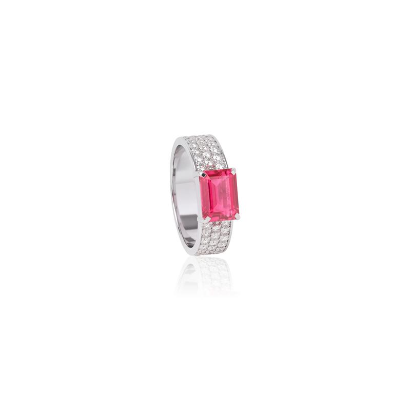 [073161] Anel Dedinho Reto Rubelita Octogonal 1,86ct 36 Brilhantes 0,61ct H VS2 4,28g Ouro Branco 18k - Coleção Rubelita