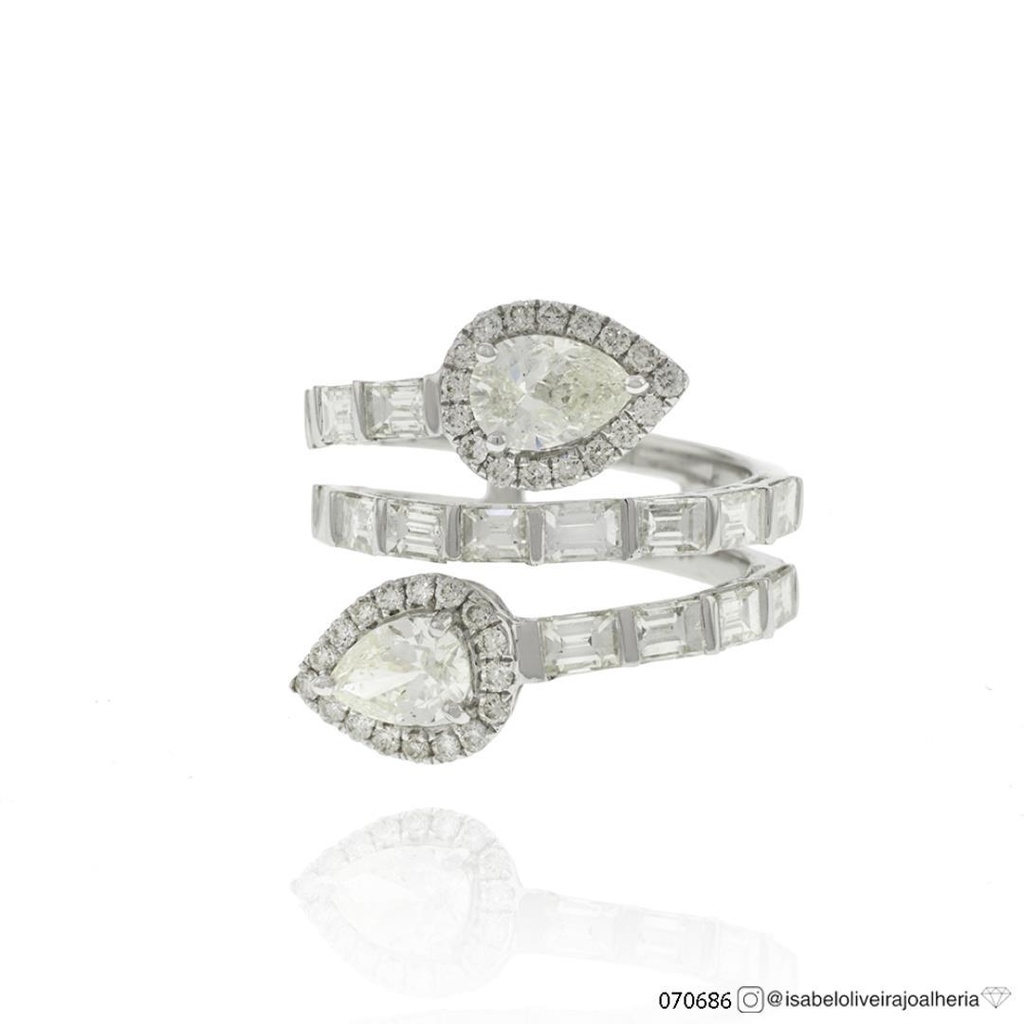 [077138] ANEL DUPLO 2 DIAMANTES GOTA 1,13CT 34 BRILHANTES 0,34CT 17 BAGUETES 2,02CT 5,49G OURO BRANCO 18K - COLEÇAO ONASSIS