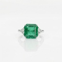 ANEL ESMERALDA COLOMBIANA QUADRADA 14,07CT 2 DIAMANTES TRILLION 1,79CT 7,26G OURO BRANCO 18K - COLEÇAO COLOMBIA EMERALD