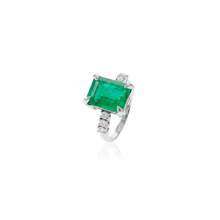 [076585] Anel Esmeraldas Colombianas Retangular 4,61ct 44 Brilhantes 0,55ct H VS2 5,45g Ouro Branco 18k - Coleção Colômbia Emerald