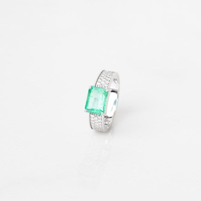 [072596] Anel Reto Dedinho Esmeralda Brasileira 1,25ct 3 Fileiras Pavê 46 Brilhantes 0,26ct g VS1 3,12g VS1 3,12g Ouro Branco 18k - Certificado Belmont - Coleção Brazilian Emerald