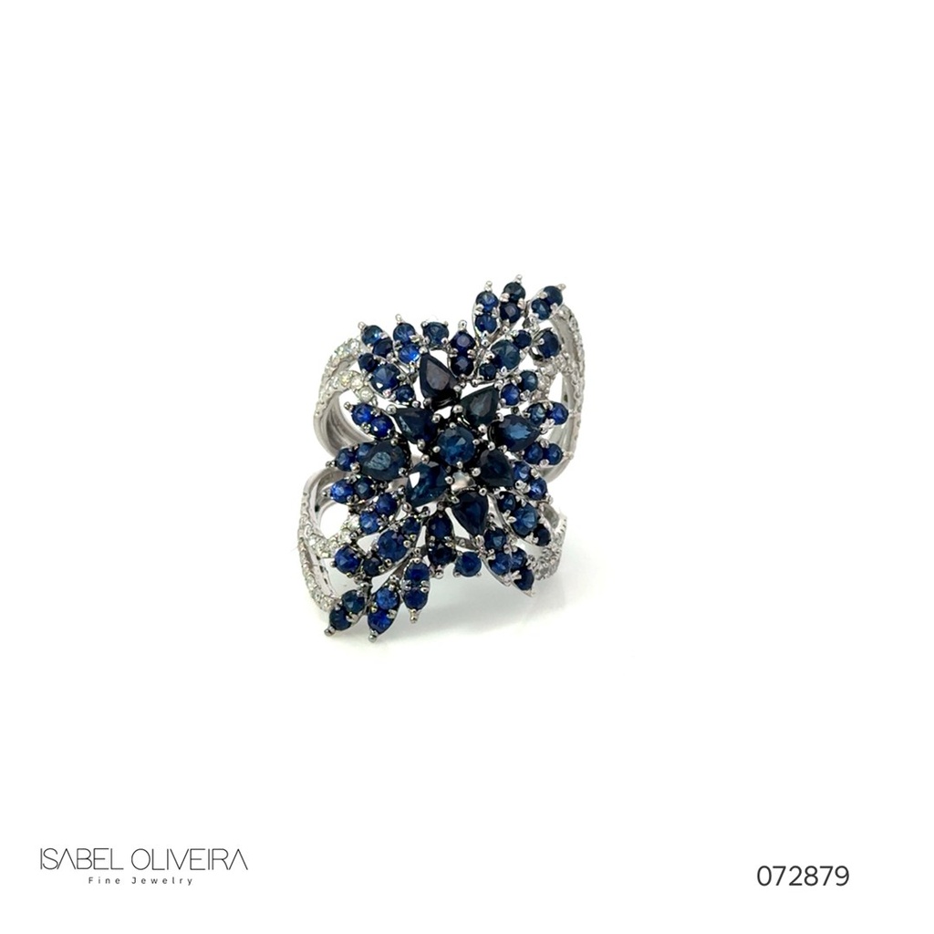 [072879] Anel Safiras 65 Safiras 3,16ct 56 Brilhantes 0,50ct 8,37g Ouro Branco 18k