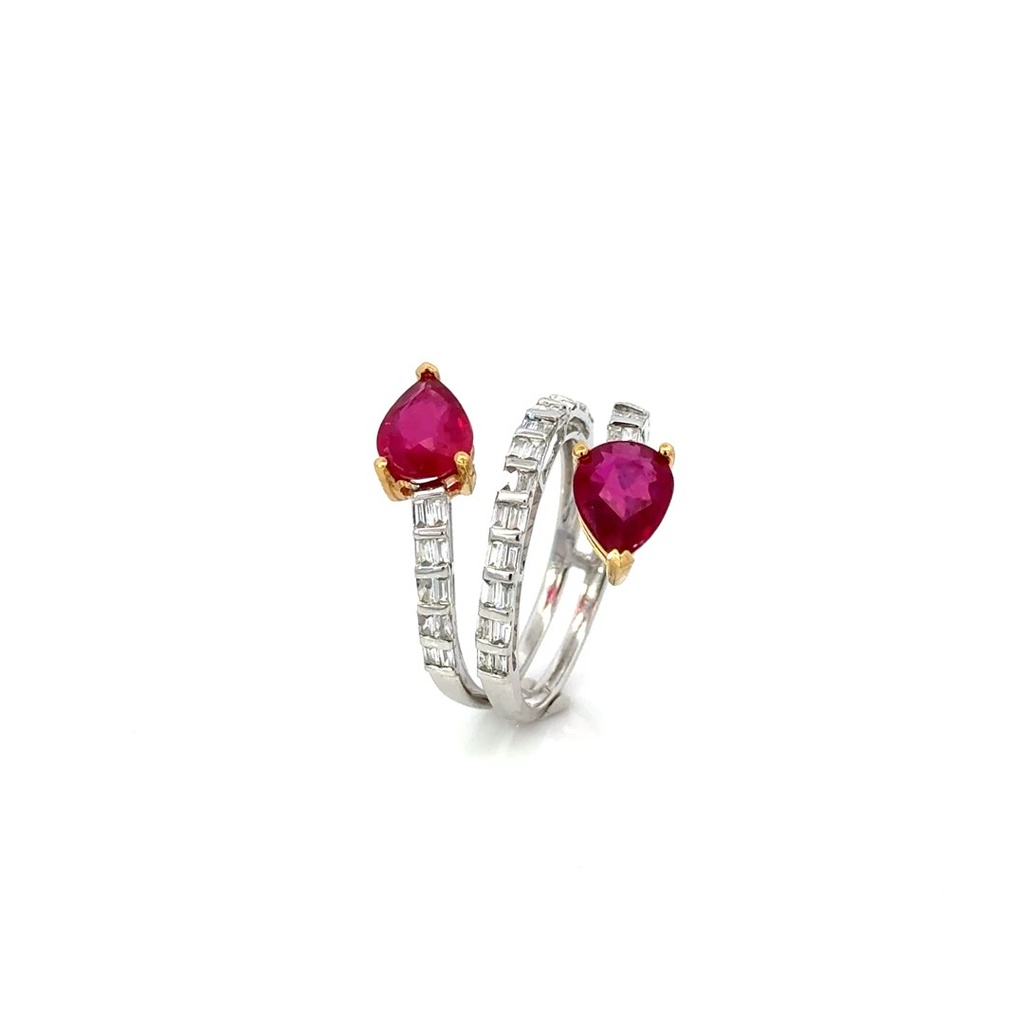 [072374] Anel Torcido 2 Rubis Gota 2,95ct 44 Diamantes Trapézio 0,46ct 4,33g Ouro Branco e Amarelo 18k - Coleção Red To Wear