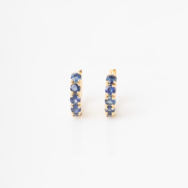 [074525] ARG01SAFAM-Argola 11mm Diâmetro 1 Fileira com Meia Cravação 10 Safira Azul 0,82ct 2,20g Ouro Amarelo 18k - Coleção Argolas Fashion