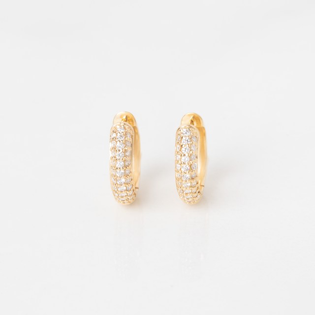 [074546] ARG03BRIAG-Argola 15mm Diâmetro Meia Cana 3 Fileiras Pavê Meia Cravação Externa 58 Brilhantes 0,43ct H VS2 3,78g Ouro Amarelo 18k - Coleção Argolas Fashion