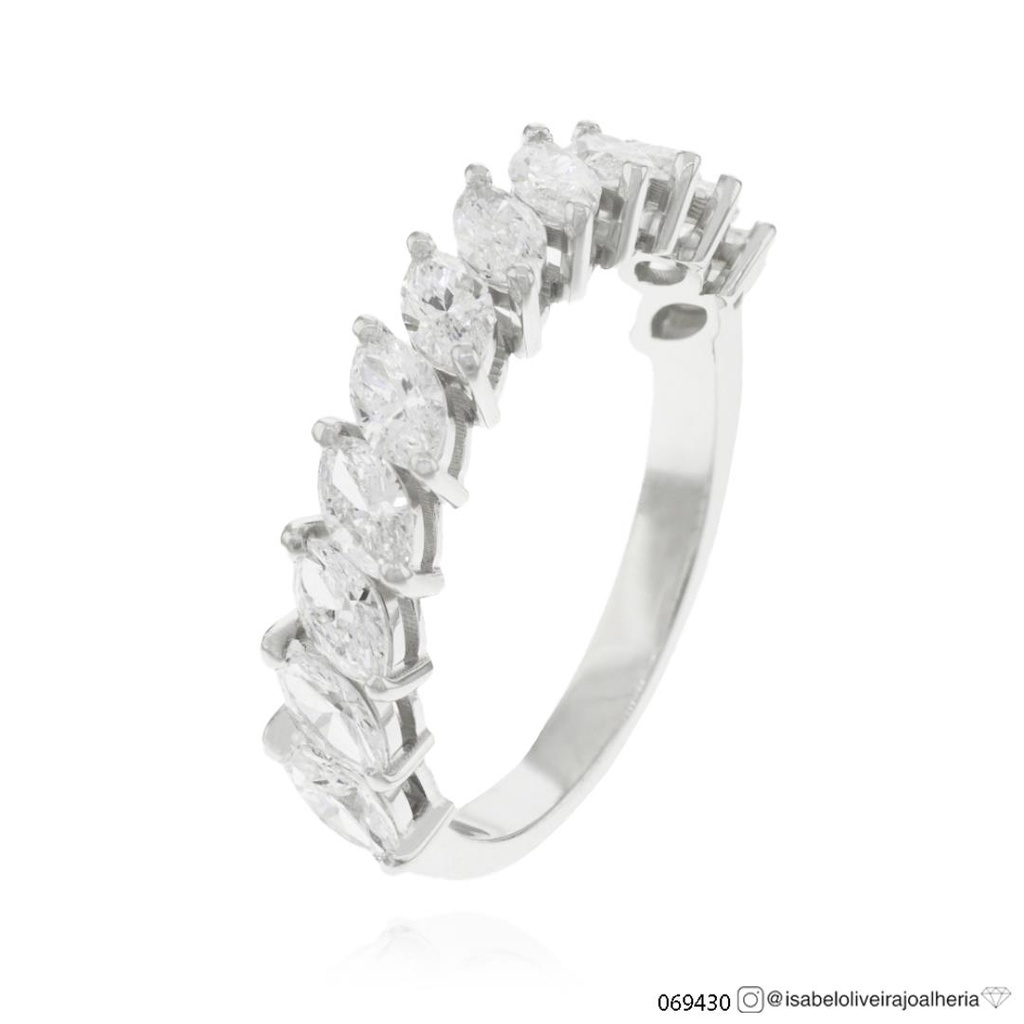 [069430] 12-MEIA ALIANÇA 12 DIAMANTES NAVETE D/F VVS 1,47CT 3,27G OURO BRANCO 18K - COLEÇAO SOULMATES