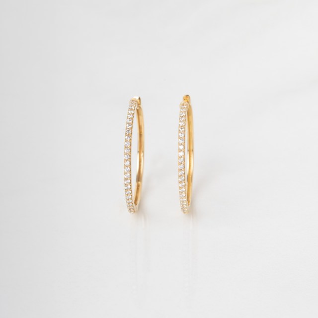 [074554] ARG07BRIAM-Argola Fina 27mm Diâmetro 1 Fileira Meia Cravação Externa 48 Brilhantes 0,43ct H VS2 5,00g Ouro Amarelo 18k - Coleção Argolas Fashion