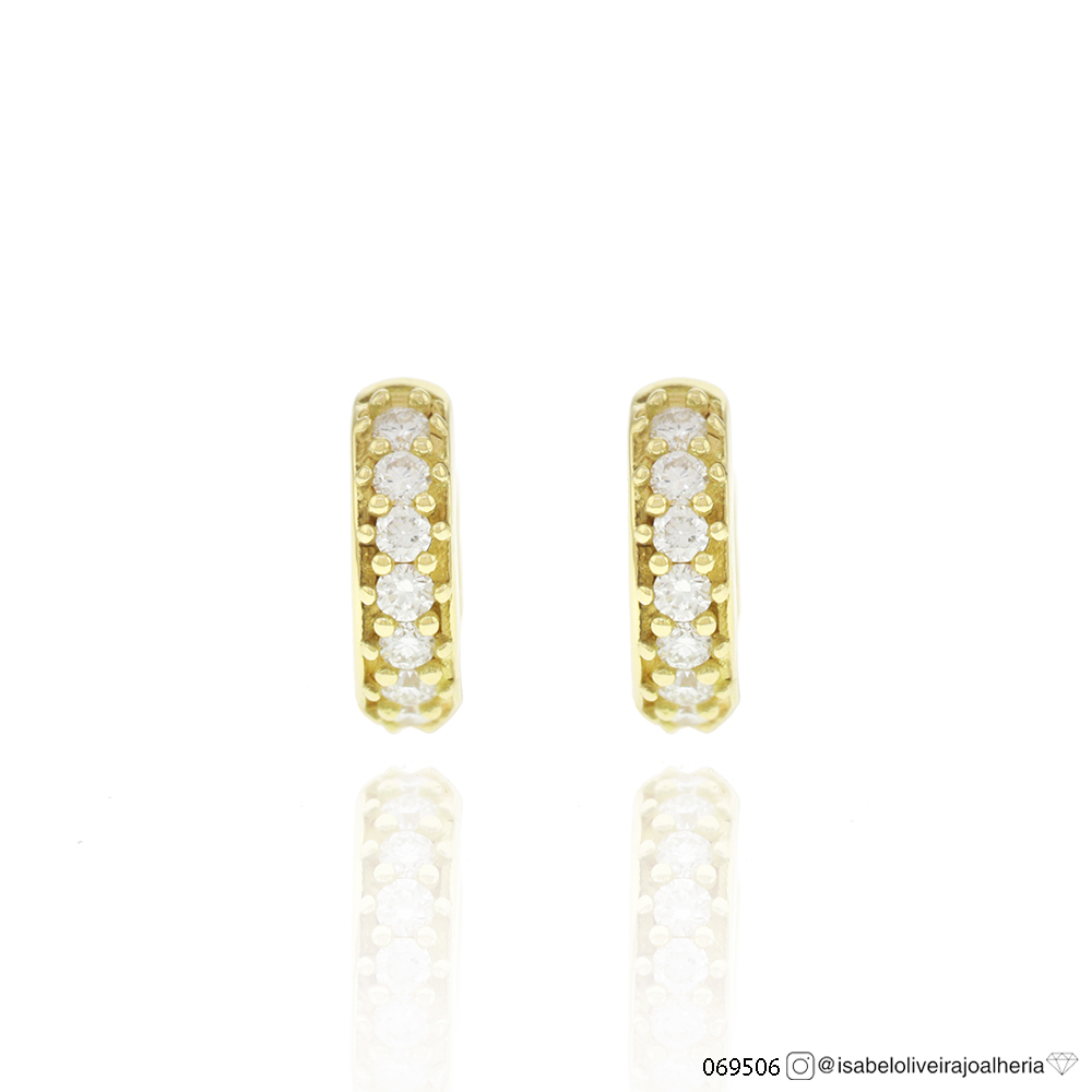 [069506] Argola 8,20mm Diâmetro Meia Cana 1 Fileira 14 Brilhantes 0,14ct 1,30g Ouro Amarelo 18k - Coleção Argolas Fashion
