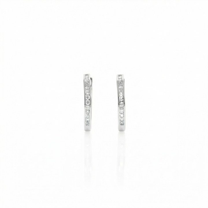 [070619] Argola Diamantes Trapézio 0,14ct 1,35g Ouro Branco 18k - Coleção Argolas Fashion