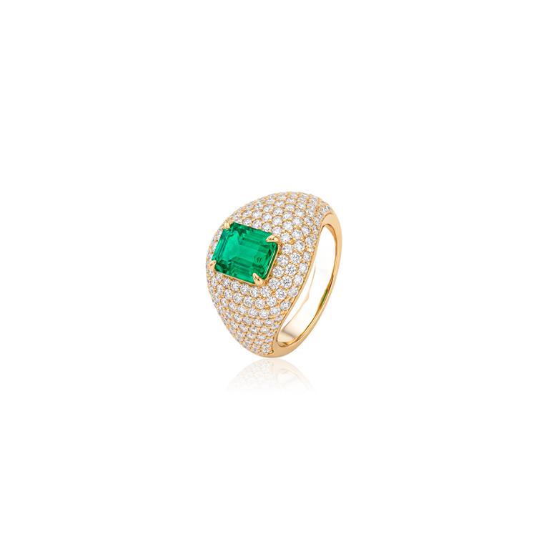 [077378] Anel Dedinho Bombê com Esmeralda Colombiana Octogonal 1,54ct 164 Brilhantes 1,37ct H VS2 6,00g Ouro Amarelo 18k - Coleção Colômbia Emerald