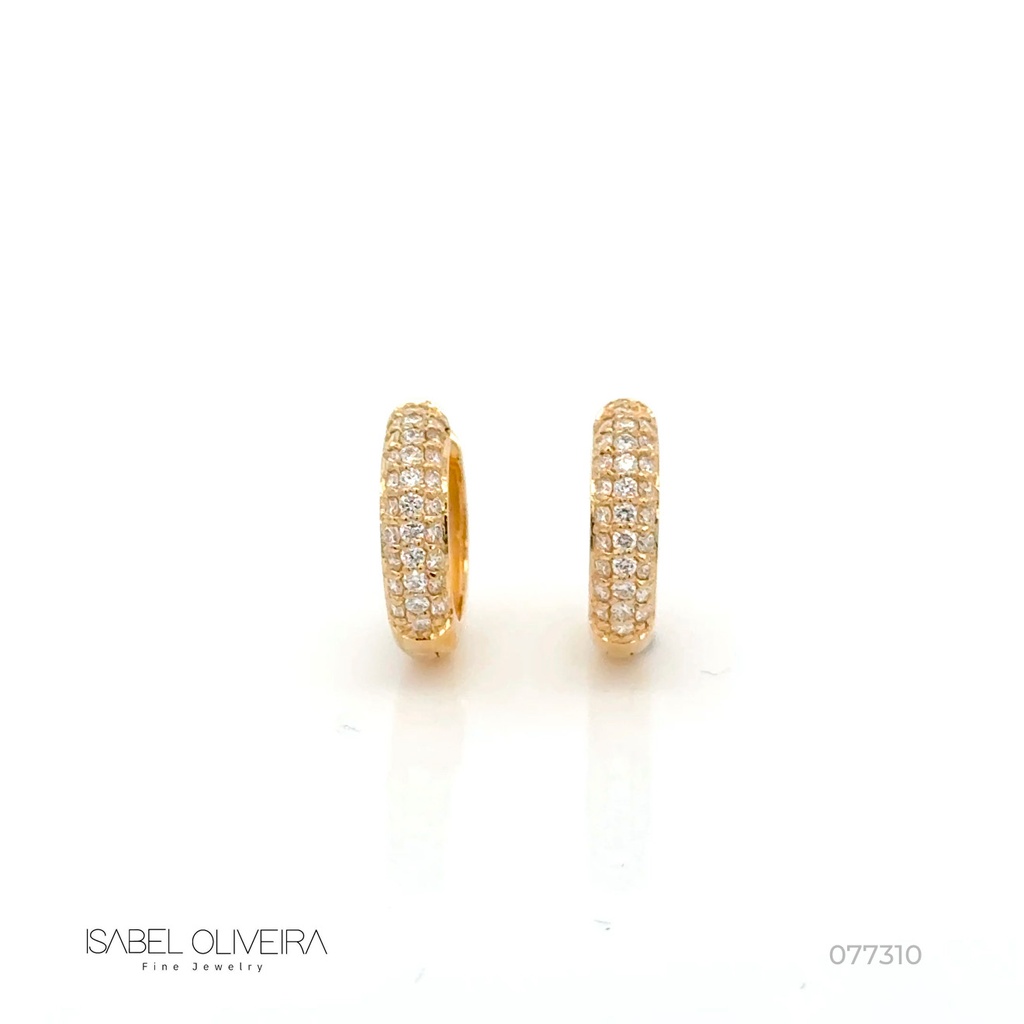 [077310] ARG03BRIAG-Argola 15mm Diâmetro Meia Cana 3 Fileiras Pavê Meia Cravação 58 Brilhantes 0,52ct H VS2 3,79g Ouro Amarelo 18k - Coleção Argolas Fashion