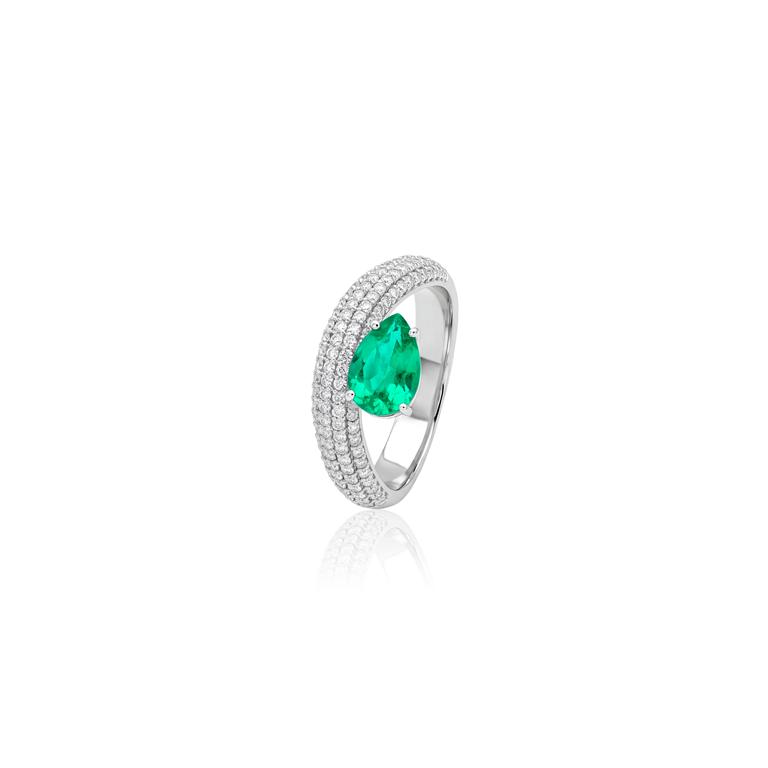 [077162] Anel Bombê com Esmeralda Colombiana Gota 0,92ct 109 Brilhantes 0,52ct H VS2 3,59g Ouro Branco 18k - Coleção Colômbia Emerald