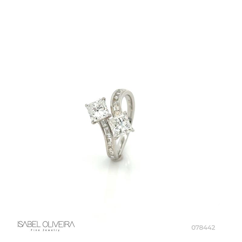 [078442] Anel Torcido 2 Diamantes Princess 2,03ct 12 Diamantes Baguetes 0,50ct 3,86g Ouro Branco 18k - Coleção Laisa
