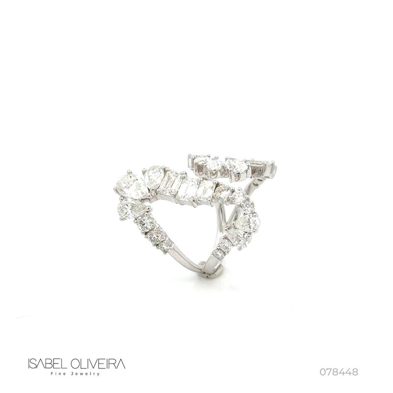 Anel Onda 7 Diamantes Gota 2,29ct 5 Emerald 1,43ct 1 Navete 0,13ct 14 Brilhantes 0,85ct 7,28g Ouro Branco 18k - Coleção Laisa