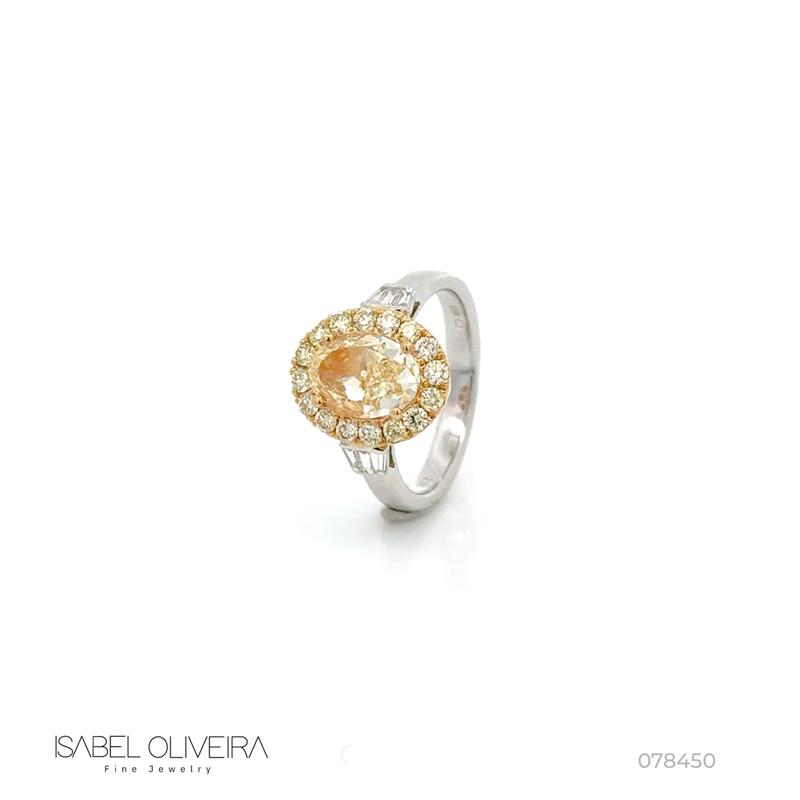 [078450] Anel 1 Diamante Fancy Oval 2,58ct 6 Baguetes 0,18ct 16 Brilhantes 0,52ct 6,04g Ouro Branco e Amarelo 18k - Coleção Laisa