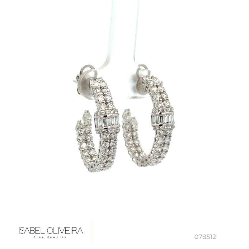 [078512] Argola 16 Diamantes Baguetes 0,41ct 6 Gotas 0,43ct 98 Brilhantes 2,37ct 7,87g Ouro Branco 18k - Coleção Laisa