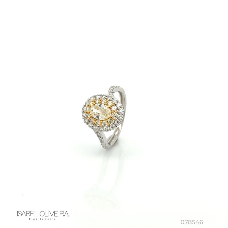 [078546] Anel 1 Diamante Fancy Oval 0,61ct 44 Brilhantes 0,87ct 3,15g Ouro Branco e Amarelo 18k - Coleção Laisa