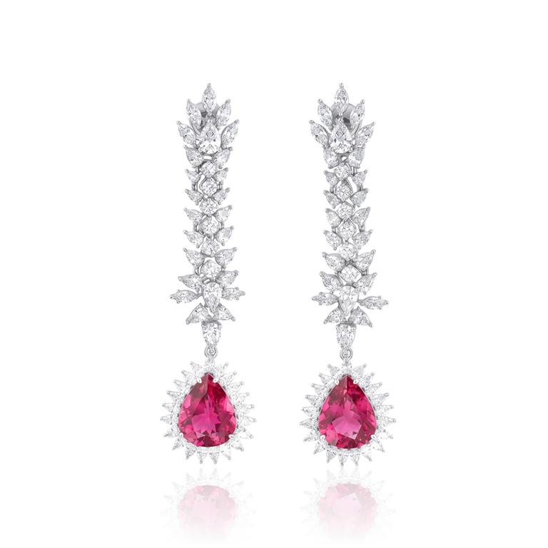 Brinco Bromélia Longo 86 Diamantes Navetes e Gotas 10,51ct 2 Rubelitas Gota 18,49ct 42 Diamantes Gotas 3,81ct D/f VVS 38,89g Ouro Branco 18k - Coleção Rubelita