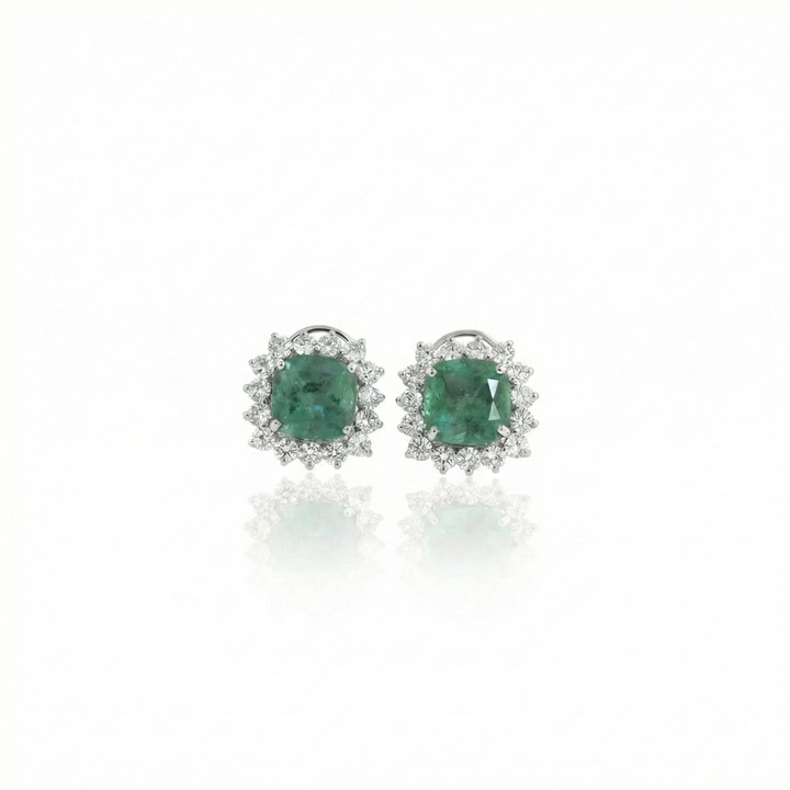Brinco Clássico I Tira e Poe 2 Esmeraldas Brasileiras Cushion 5,63ct 30 Brilhantes 1.95ctct g VS1 8,10g Ouro Branco 18k - Certificado Belmont e11337/e5793 - Coleção Brazilian Emerald