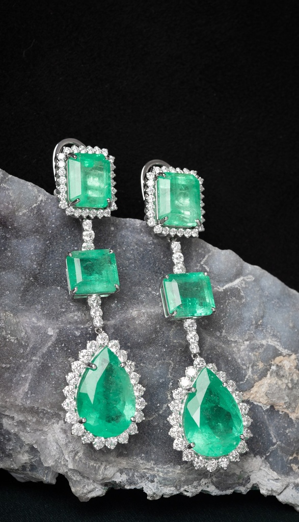 Brinco Clássico Longo Tira e Poe 6 Esmeraldas Colombianas 52,03ct 106 Brilhantes 5,60ct 34,0g Ouro Branco 18k