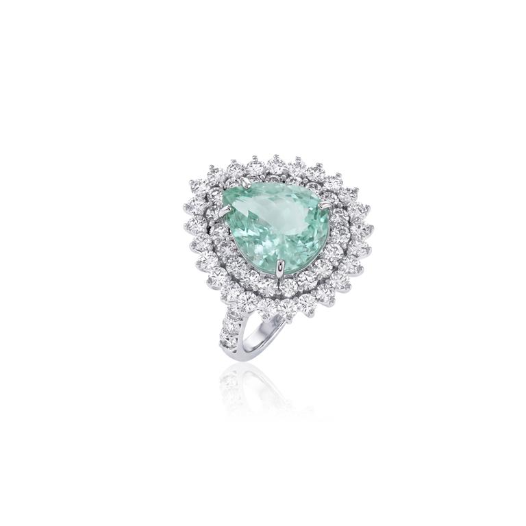 ANEL CLASSICO II TURMALINA PARAIBA GOTA 4,57CT 50 BRILHANTES 1,80CT H VS2 7,38G OURO BRANCO 18K - COLEÇAO CARIBBEAN BLUE