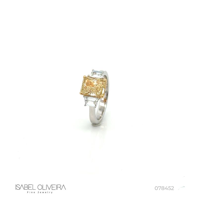 ANEL 1 DIAMANTE FANCY 2,51CT 2 DIAMANTES 0,43CT 5,63G OURO BRANCO 18K - GIA 2231859068 - COLEÇAO LAISA